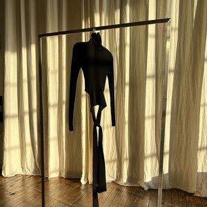 Crop ribbed black sweater with waist tie and cutout back size S-M.